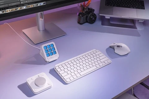 ペイルグレーのDialpadを机の左手前、スタンド付きKeypadを左奥へ分けて置いた公式写真